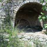 Il primo particolare che cattura la nostra attenzione � il grande arco del locale adiacente l'edificio, probabilmente usato un tempo per macinare l'uva